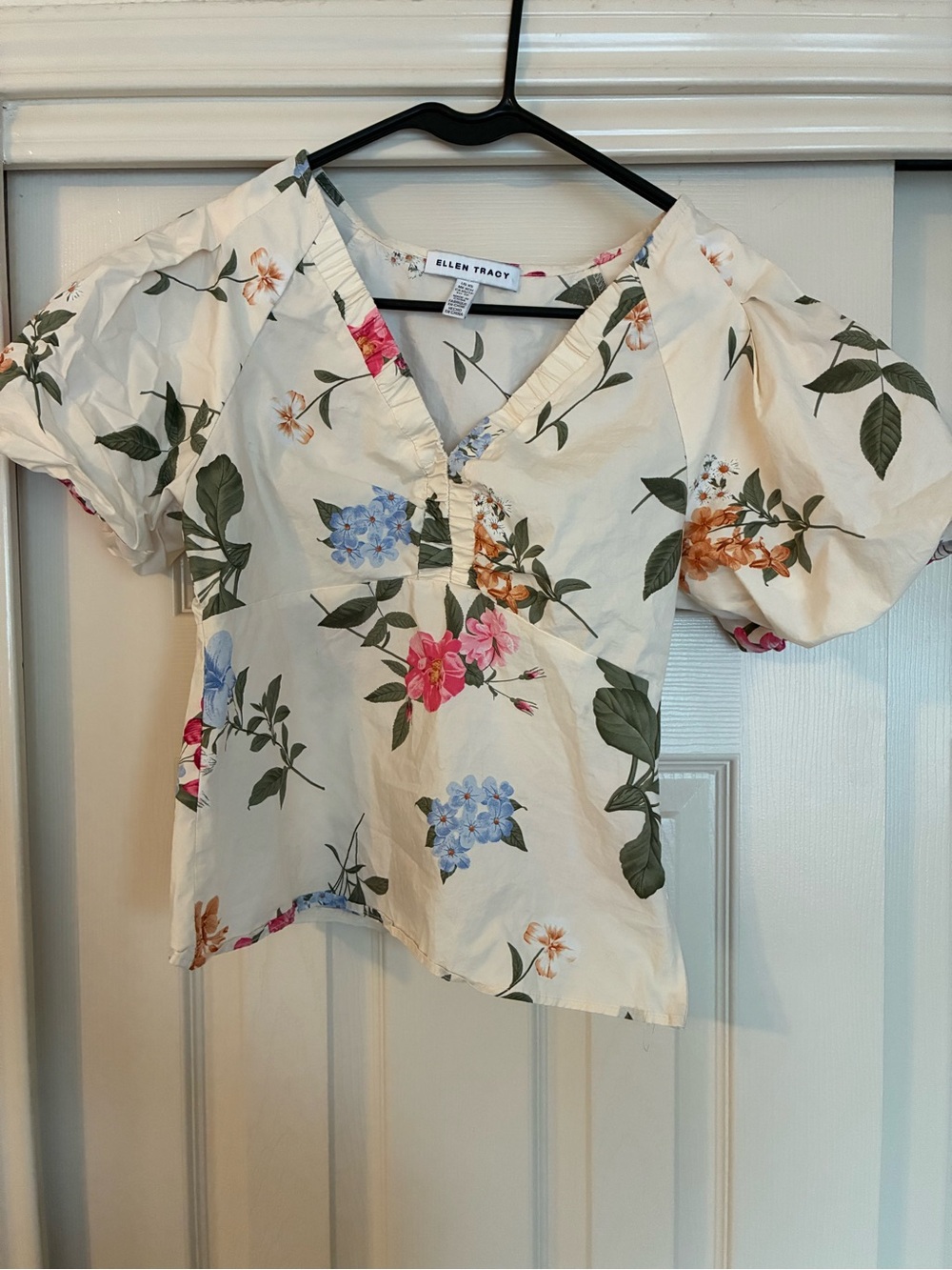 Ellen Tracy Cream Floral V-Neck Puff Sleeve Blouse